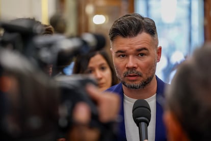 El portavoz de ERC, Gabriel Rufián, realiza declaraciones a la prensa en los pasillos del Congreso, este martes.