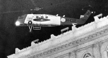 En esta fotografía tomada el 24 de marzo de 1976, un helicóptero de la Fuerza Aérea Argentina transportaba a la presidenta Isabel Perón que salía del Palacio de Gobierno de Buenos Aires luego del golpe militar.