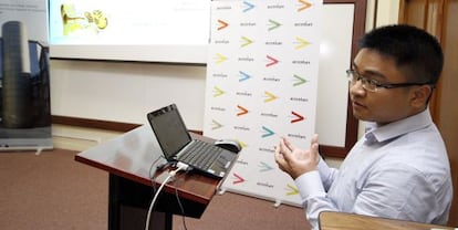 Jianpei Ye explica este lunes su proyecto en la entrega del Premio Accenture.