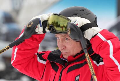 Vladirmir Putin se ajusta las gafas durante la jornada de esquí.