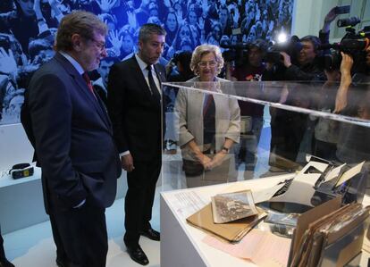 Manuela Carmena, alcaldesa de Madrid, durante el recorrido de la exposición del 40º aniversario de EL PAÍS.