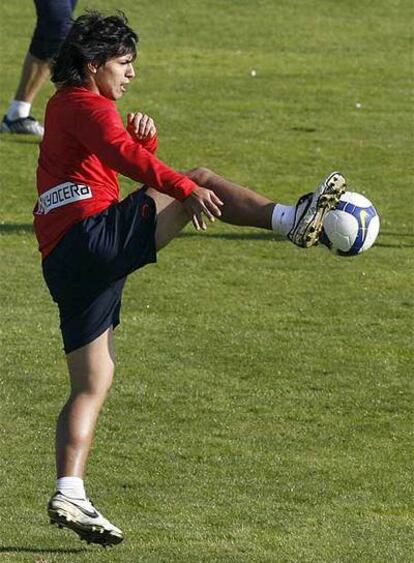 Agüero controla el balón durante un entrenamiento.