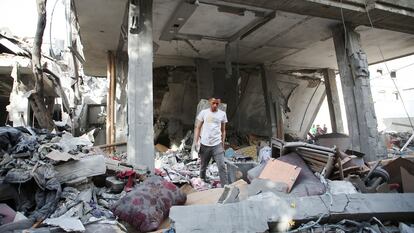 Un palestino entre los escombros de una casa bombardeada en Rafah, en el sur de Gaza, el 25 de abril.