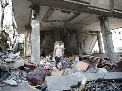 Un palestino entre los escombros de una casa bombardeada en Rafah, en el sur de Gaza, el 25 de abril.