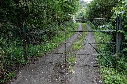 Una cerca protege el acceso al caserío donde permanecía retenida la mujer. 