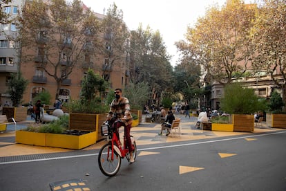 El desfile constante de bicicletas certifica el cambio de paradigma en Barcelona. El paso del combustible al pedal es una realidad, aunque para Gabi Martínez aún queda mucho por hacer.