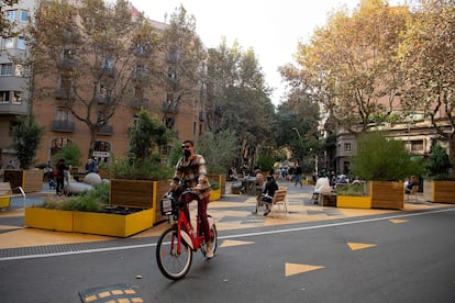 El desfile constante de bicicletas certifica el cambio de paradigma en Barcelona. El paso del combustible al pedal es una realidad, aunque para Gabi Martínez aún queda mucho por hacer.