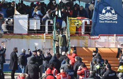 Desembarco de inmigrantes en Catania, el jueves.