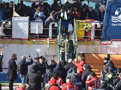 Desembarco de inmigrantes en Catania, el jueves.