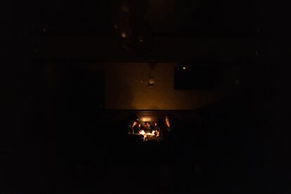 Una pareja, en un restaurante iluminado con velas durante uno de los apagones en el centro de Kiev, Ucrania, el domingo.