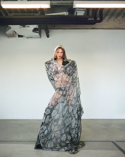 Caftán estampado, chaqueta con estructura de manga larga, sujetador y botas, todo de RICK OWENS.