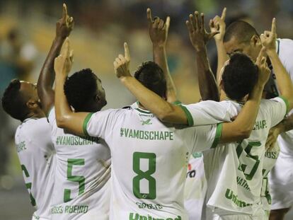 Los jugadores del Chapecoense festejan y señalan al cielo.