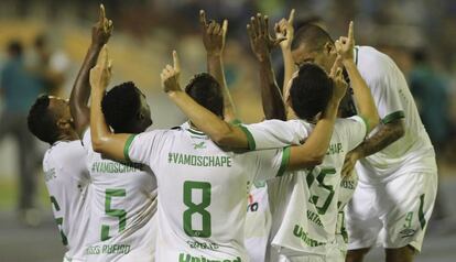 Los jugadores del Chapecoense festejan y señalan al cielo.