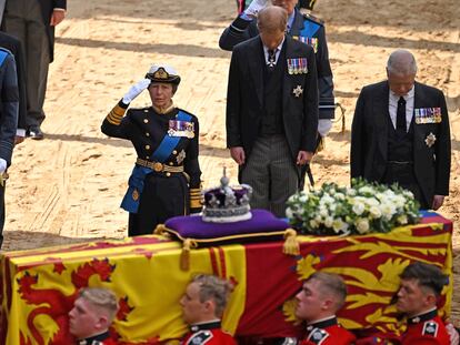 El rey Carlos III, a la izquierda, con el príncipe Guillermo detrás, y a su lado, la princesa Ana, el príncipe Enrique y el príncipe Andrés, siguen el ataúd de la reina a su llegada al palacio de Westminster.