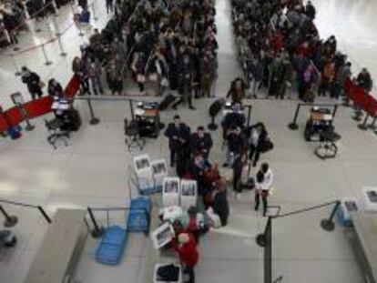 El Departamento de Seguridad Nacional de Estados Unidos ha pedido a las aerolíneas que refuercen sus medidas de seguridad, un aumento de la vigilancia que pasaría por usar detectores de explosivos para examinar los zapatos de los pasajeros, así como incrementar los mecanismos habituales. EFE/Archivo
