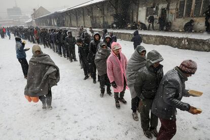 Médicos Sin Fronteras (MSF) denuncia que miles de inmigrantes indocumentados y refugiados se encuentran atrapados en la ola de frío y nieve que azota Europa y sufren en campamentos mal adaptados al invierno en Grecia y los Balcanes. En la imagen, un grupo de migrantes hacen cola para recibir comida, en Belgrado (Serbia).