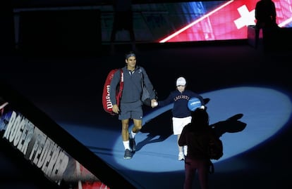 Roger Federer of Switzerland arrives at the court to play Rafael Nadal of Spain during their ATP World Tour Finals single semifinal tennis match at the O2 Arena in London Sunday, Nov. 10, 2013. (AP Photo/Sang Tan) 