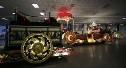 Carrozas que desfilarán en la Cabalgata de Reyes por el centro de Madrid.