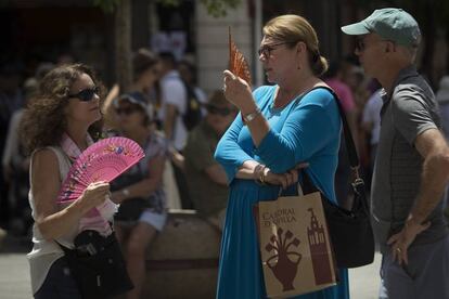 Dos mujeres se abanican para refrescarse del calor.