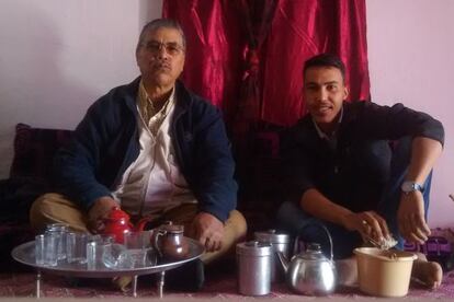 Mamitu y Mohamed Lamin, preparando un té en Aaiún.