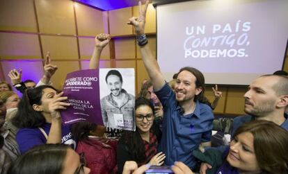 Pablo Iglesias, en el centro, el jueves en un acto de campa&ntilde;a en la Universidad de La Laguna, en Santa Cruz de Tenerife.