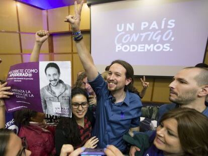 Pablo Iglesias, en el centro, el jueves en un acto de campa&ntilde;a en la Universidad de La Laguna, en Santa Cruz de Tenerife.
