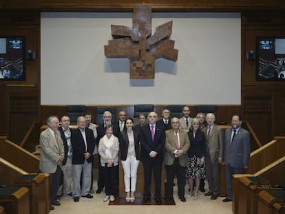 Académicos de Euskaltzaindia junto a la presidenta del Parlamento vasco.