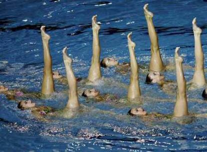 El equipo español, en un momento de la coreografía de ayer con que conquistó el bronce.