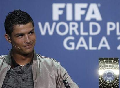 Cristiano Ronaldo al lado del FIFA World Player.