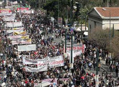 Miles de griegos salen a las calles para protestar por el manejo de la crisis económica por parte del Gobierno