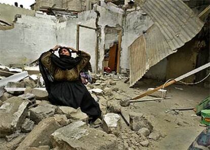 Una mujer palestina se lamenta entre las ruinas de su casa en Rafah.