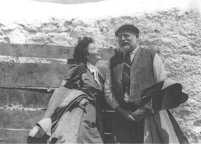 Ava Gardner y Hemingway muy sonrientes en una tienta en el cortijo de Luis Miguel Dominguín, 1954.