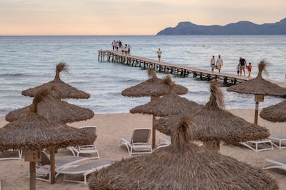 Playa de Muro (Mallorca, España). Rodeada de pinos y con largas extensiones de arena, este enclave es un lugar ideal para familias. También es la primera playa española de la lista. Un día entero se puede pasar fácilmente paseando, tomando el sol, haciendo esnórquel, surf de remo o nadando en el Mediterráneo. Además, dispone de baños, duchas y socorristas; y el aparcamiento es gratuito. Aunque, si se prefiere, se puede utilizar el transporte público para llegar. 