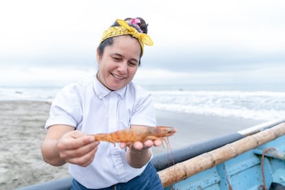 Valentina Álvarez en la playa de  Manabí.