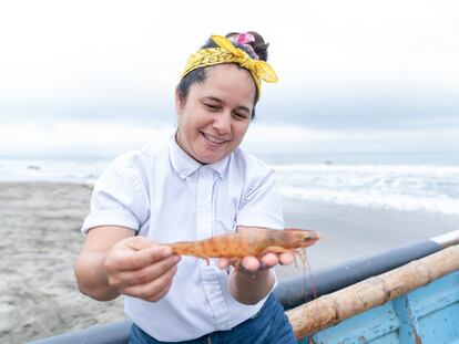 Valentina Alvarez  (40) muestra un camaron de mar o también llamado langostino colorado que acaba de comprar para su cocina.
San Jacinto, Manabí- Ecuador, 7 julio, 2022. 
Fotógrafa : Ana Maria Buitron