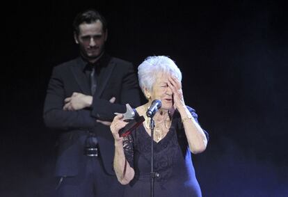 El actor Asier Etxeandia, que obtuvo el premio de protagonista en teatro, observa como la veterana actriz Asunción Balaguer, que obtuvo el mismo galardón en categoría femenina, se siente abrumada por la ovación que le dedican sus compañeros.