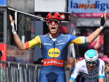 Jonathan Milan celebra su victoria en la cuarta etapa del Giro de Italia.