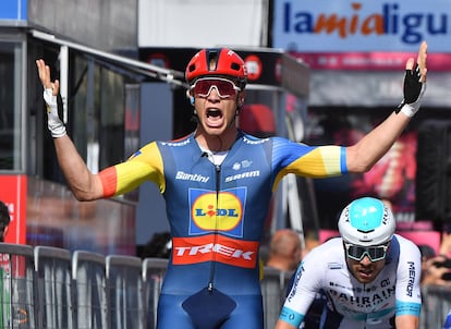 Jonathan Milan celebra su victoria en la cuarta etapa del Giro de Italia.