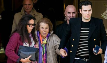 Francoise Bettencourt Meyers, Liliane Bettencourt y Jean-Victor Meyers en octubre de 2016 en Par&iacute;s.