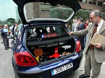 El director general de Tráfico, Pere Navarro, muestra uno de los nuevos coches camuflados.