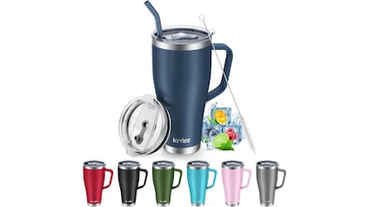 Este modelo de taza térmica tiene una capacidad inferior a un litro y con base de acero inoxidable.