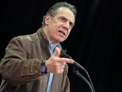 El gobernador Andrew Cuomo, este miércoles en la inauguración de un macrocentro de vacunación en Queens (Nueva York).