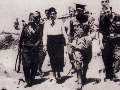 Victoria Kent con militares republicanos en el frente de Somosierra durante el verano de 1936.