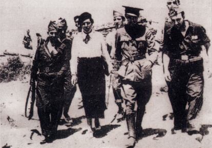 Victoria Kent con militares republicanos en el frente de Somosierra durante el verano de 1936.