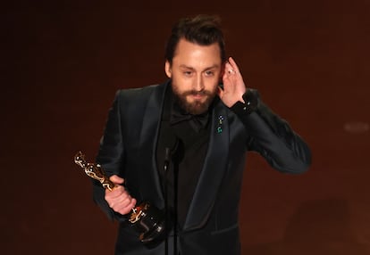 Kieran Culkin ha recibido la primera estatuilla de la noche en la categoría de mejor actor de reparto.
