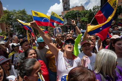 Los miles de personas que acudieron al llamado de la oposición permanecieron en la zona hasta entrada la tarde venezolana.  
