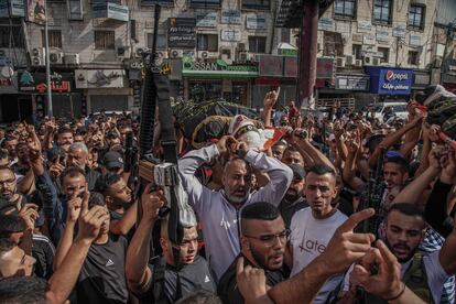 Funeral de uno de los cuatro palestinos que han muerto en los enfrentamientos con las tropas israelíes, esta pasada noche en el campo de refugiados de Yenín, en Cisjordania.