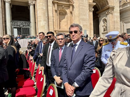 El ministro de Justicia, Félix Bolaños (segundo por la derecha) y el líder del PP, Alberto Núñez Feijóo (a la derecha) en la misa del inicio del pontificado del papa León XIV ayer domingo en la plaza de San Pedro en el Vaticano.