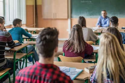 Unos alumnos están en clase