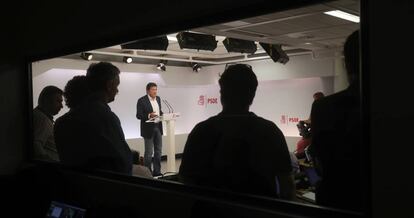 Rueda de prensa de Javier Fernández, presidente de la comisión gestora del PSOE.